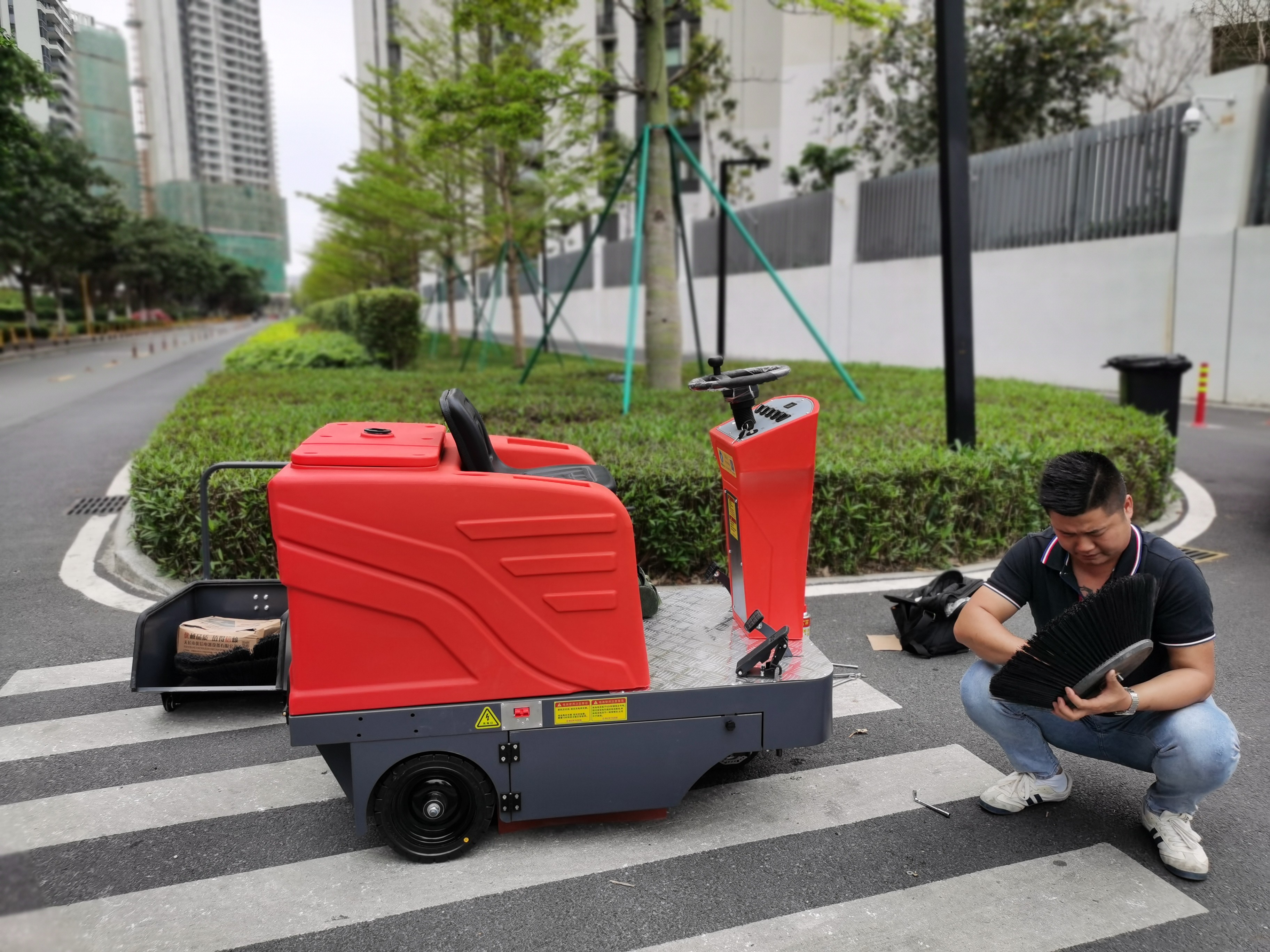 潔臣士掃地車:物業小區清潔的高效得力助手